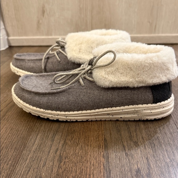 Hey Dude Gray and White Women's Slippers Size 10 Great Condition - Picture 8 of 9